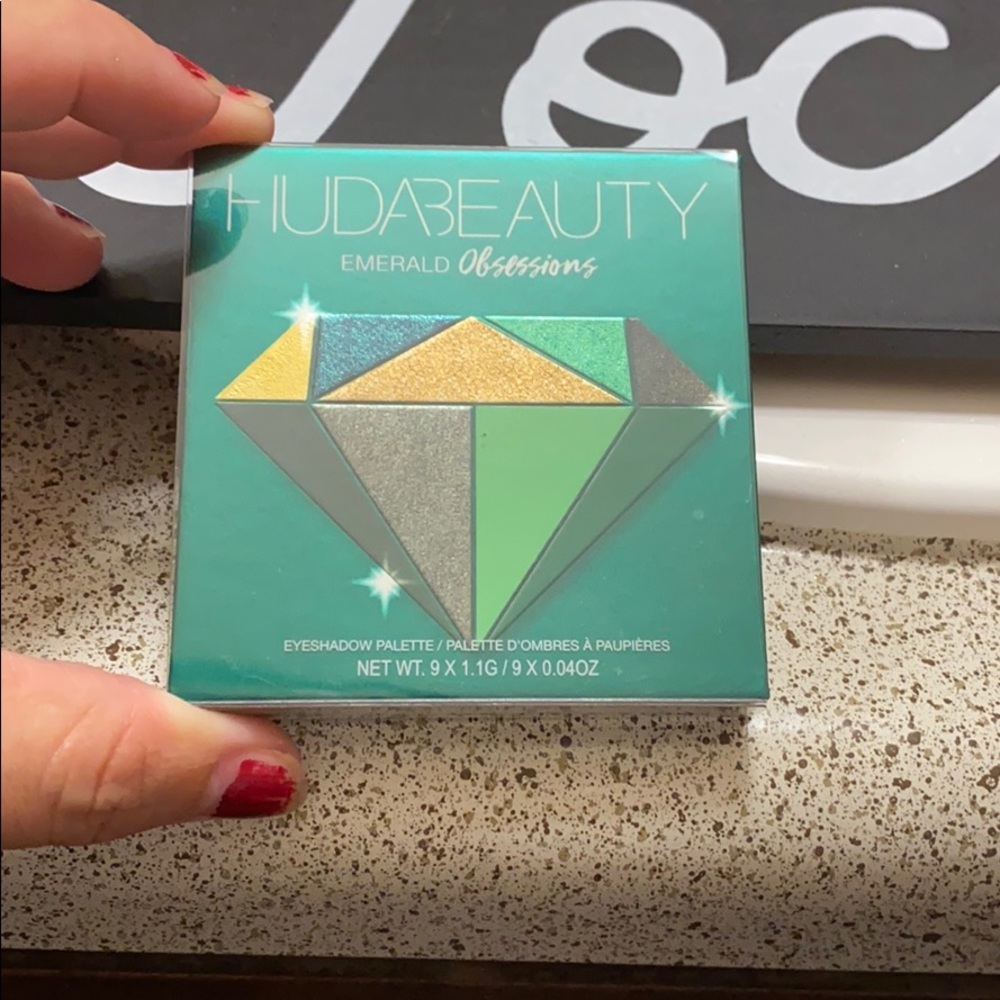 HUDA BEAUTY EMERALD OBSESSIONS EYESHADOW